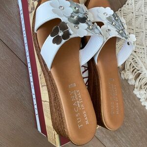 Women shoes size 8.5 w/ new